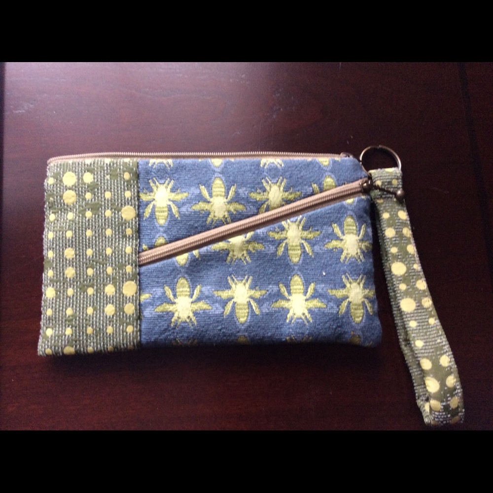 Maruca Bee Wristlet/ Purse🐝